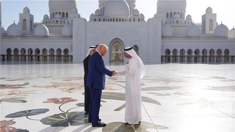 Billionen-Trip durch Nahost? Trumps Zahlen und viele Fragen In den Emiraten besuchte US-Präsident Trump die Große Scheich Sajid-Moschee - eine der größten weltweit.