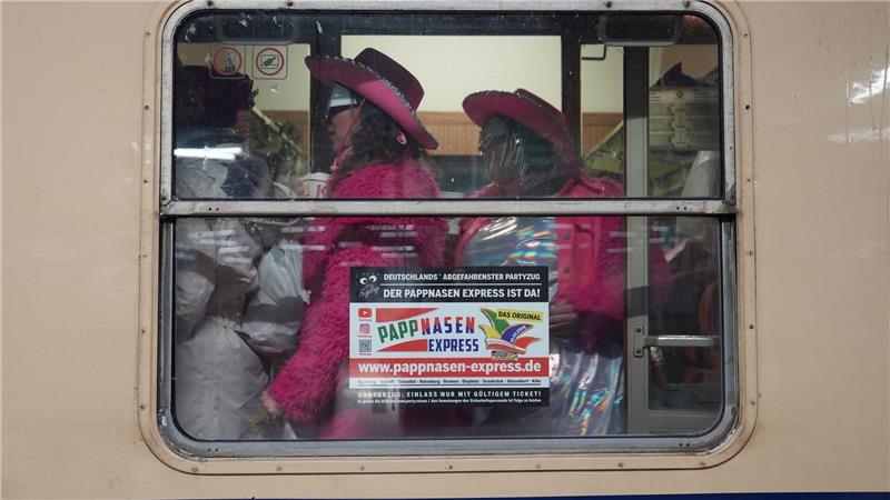 In den Gängen des Partyzugs tummeln sich die Karnevalisten.