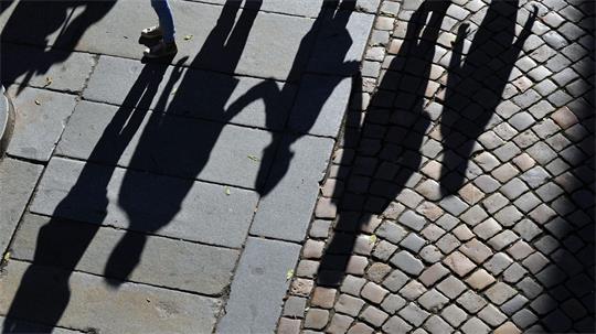 In den Großstädten stellen junge Erwachsene im Alter zwischen 25 und 34 Jahren die größte Altersgruppe, außerhalb der Großstädte sind es die in den 1950er und 1960er Jahren geborenen Babyboomer. (Symbolbild)