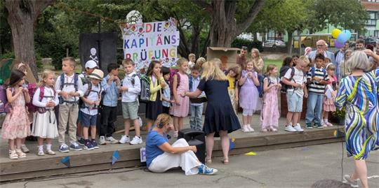 Kinder und Lehrer während der Einschulungsfeier an der Gerhart-Hauptmann-Grundschule.
