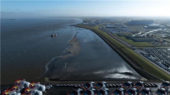 In den Hafen von Cuxhaven wurde ein gestrandetes Segelschiff geschleppt. (Archivbild)