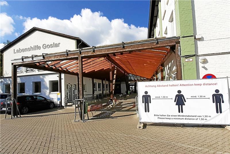 Aus den Lebenshilfen auf den herkömmlichen Arbeitsmarkt In den Lebenshilfe-Werkstätten arbeiten rund 400 Menschen. Während der Pandemie hat ein Schild an die Abstandsregeln erinnert. Foto: Archiv