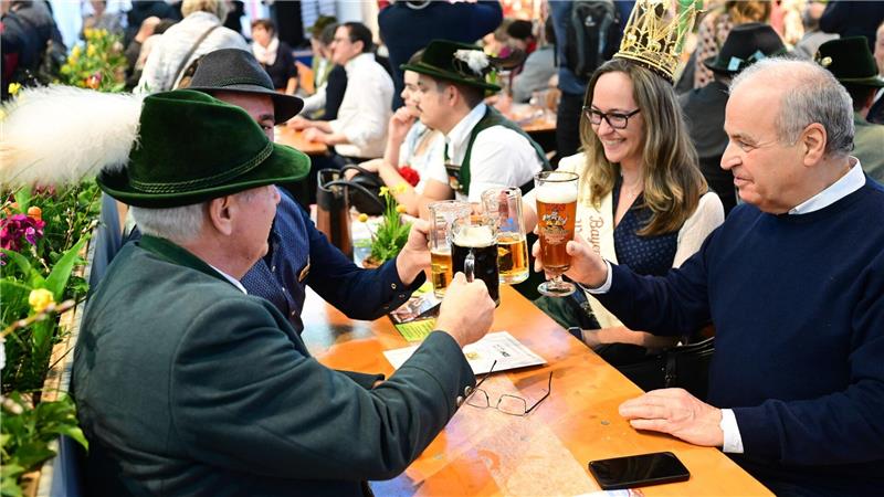 In den Messehallen gibt es Spezialitäten und Getränke. 