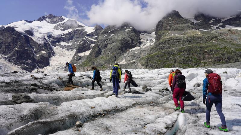 250 Kilogramm Müll von Schweizer Gletscher gesammelt In den Müllsäcken der Freiwilligen landen Bonbonpapier, Filzhut und andere Kuriositäten.