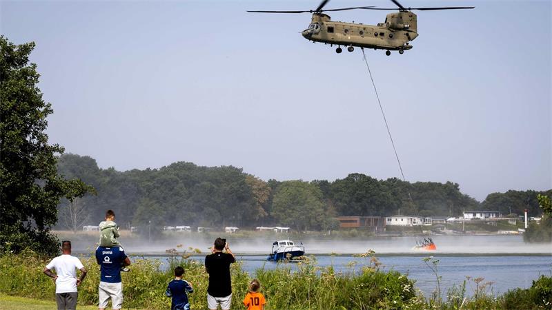 Waldbrände quälen Griechenland, USA und Niederlande In den Niederlanden kämpft die Feuerwehr gegen einen Brand in einem Naturgebiet.