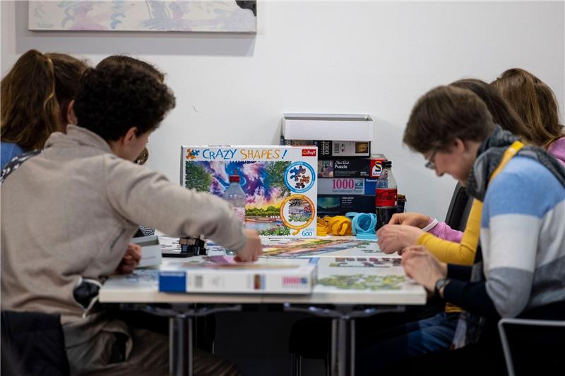 Hochbegabt mit IQ 130 plus: enorme Skills und viele Hürden In den Pausen lösen die Teilnehmer des Hochbegabtentreffens Puzzles mit 1000 und mehr Teilen.
