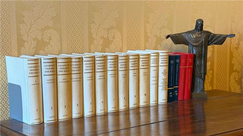 Wiedersehen in Castel Gandolfo - Papst in Ferien In den Privatgemächern steht noch das Theologische Lexikon von Papst Benedikt XVI.