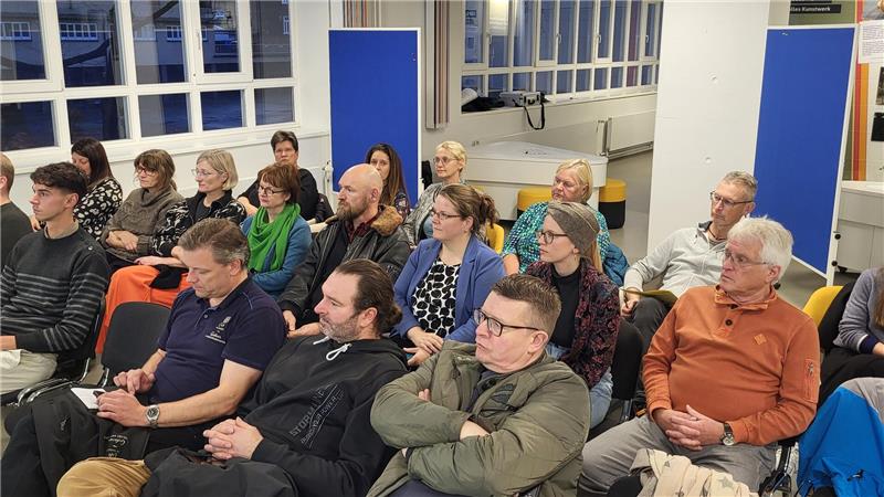 In den Räumlichkeiten des Kulturmarktplatzes stecken die Mitglieder des Altstadtforums die Köpfe zusammen.