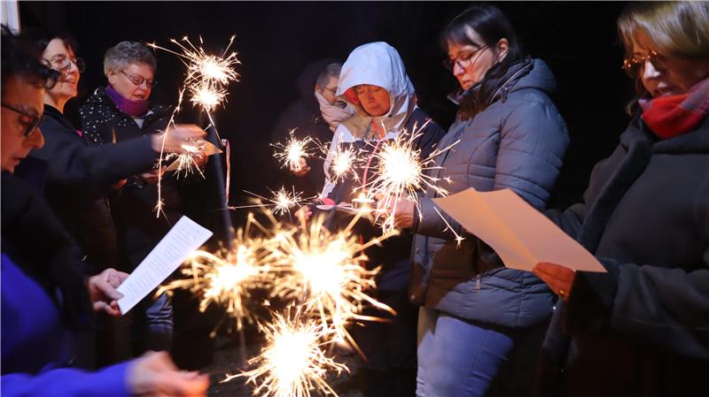 Personen mit Wunderkerzen 