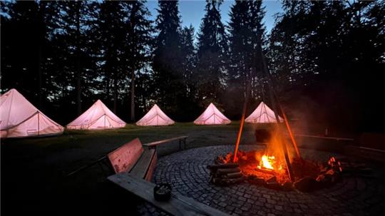 In den Sommerferien können Kinder zwischen sechs und zehn Jahren bei der Aktion von „Bürger helfen Bürgern“ in Tipis übernachten.