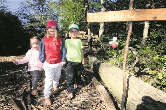 In den Tagen vor dem Waldfest haben die Kinder der Einrichtung einen Barfußpfad errichtet – beim Jubiläumsfest gehen dort kleine und große Gäste auf Fühlstation mit den Füßen. Foto: Gereke