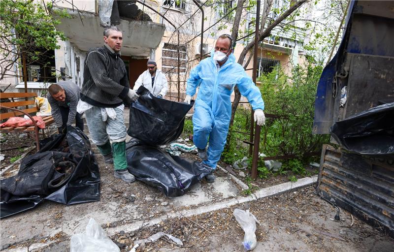 Der Priester von Mariupol In den Trümmern in Mariupol werden weiter Tote geborgen. In der Stadt sind nach Schätzungen mehr als 20.000 Menschen durch den Krieg ums Leben gekommen. Foto: Imago