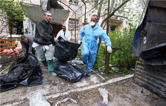 In den Trümmern in Mariupol werden weiter Tote geborgen. In der Stadt sind nach Schätzungen mehr als 20.000 Menschen durch den Krieg ums Leben gekommen. Foto: Imago