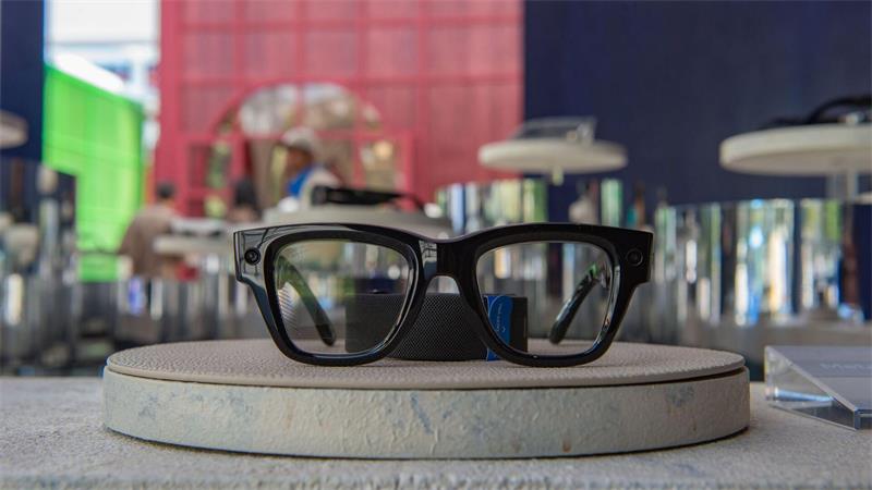 Facebook-Konzern überholt Rivalen mit kleinem KI-Gerät In den USA kam die Display-Brille bereits Ende vergangenen Jahres auf den Markt.