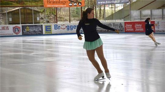 In den Wettkampf-Pausen haben die Teilnehmerinnen des Skate-Adult-Happening-Eiskunstlaufwettbewerbs 2024 die Möglichkeit, ein wenig auf dem Eis zu trainieren und sich aufzuwärmen.