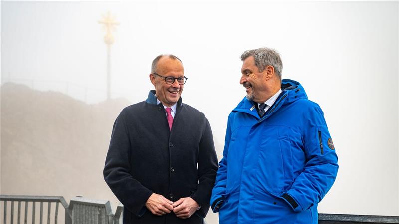Merz für bundeseinheitliche Bezahlkarte für Geflüchtete In den Wolken: Merz und Söder auf der Zugspitze.