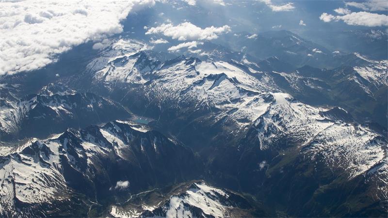 Hamburger Teenager stürzt in Tirol vor Freunden in den Tod In den Zillertaler Alpen verunglückte ein Mann aus Hessen tödlich. (Archivbild)