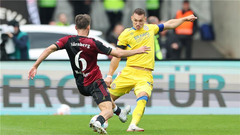 Kloses Nürnberger nach Zittersieg auf Klettertour In den Zweikämpfen ging es zur Sache, hier von Nürnbergs Adam Markhiev (l) mit gestrecktem Bein gegen Sven Köhler.