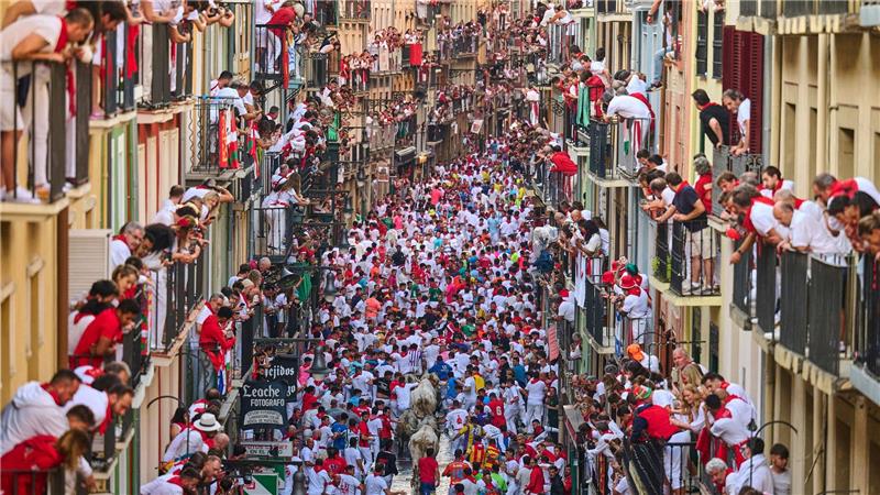 Fünf Verletzte bei Stierlauf in Pamplona In den engen, kurvigen Gassen kommt es oft zu Stürzen.