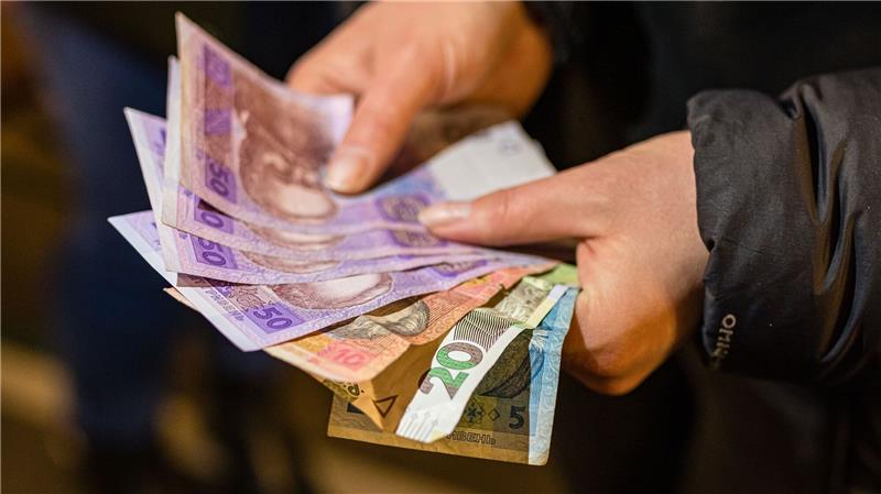 Ukrainer können Landeswährung bis Ende Oktober umtauschen In den ersten paar Wochen nach Beginn des Krieges war es für Ukrainer noch schwer, ihr Geld in Euro umzutauschen.