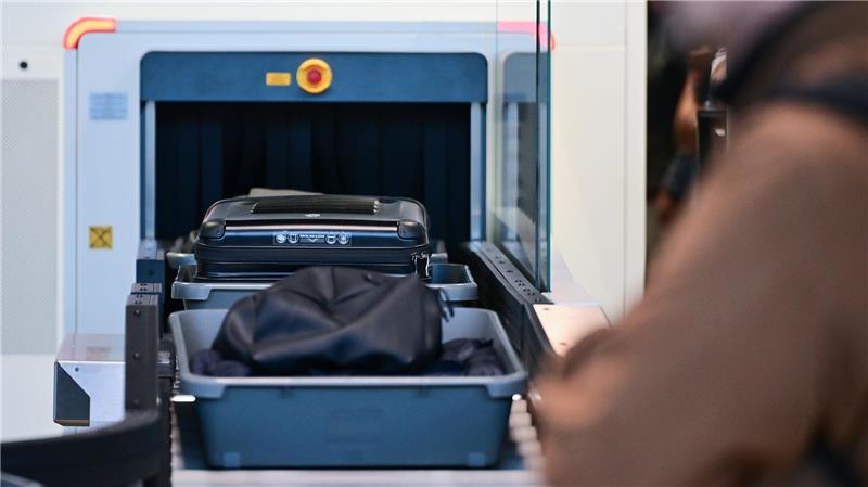 Fliegen mit mehr Flüssigkeit: EU erlaubt neue Gepäckregeln In den großen deutschen Flughäfen sind die CT-Scanner bereits im Einsatz. (Archivbild)