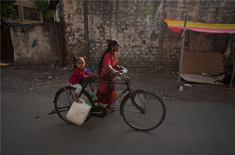 In Südasien leiden 347 Millionen Kinder an Wasserknappheit In den kommenden Jahren dürfte sich nach Unicef-Voraussagen der Zugang zu Trinkwasser in Südasien verbessern.