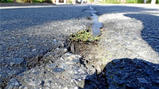 In den kommenden Tagen lässt die Stadt Bad Harzburg in gleich mehreren Straßen Teile der Fahrbahn erneuern.