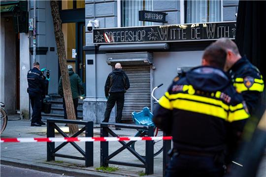 In den letzten Tagen haben mehrere Explosionen für Unruhe in Rotterdam gesorgt. Die Polizei untersucht inzwischen, wie hier, Spreng- oder Brandsätze.