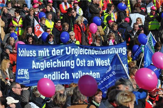 In den letzten zehn Jahren lag die Lohnschere zwischen den neuen und alten Bundesländern bei über 800 Euro.