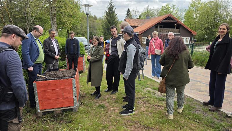 Warum der Umweltminister im Harz eine Kartoffel pflanzt In den neuen Hochbeeten wachsen jetzt Kartoffeln heran.