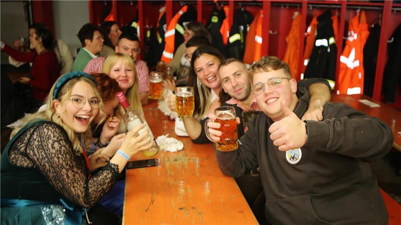 In den sonst funktionalen Räumen der Feuerwache wird fröhlich gefeiert.