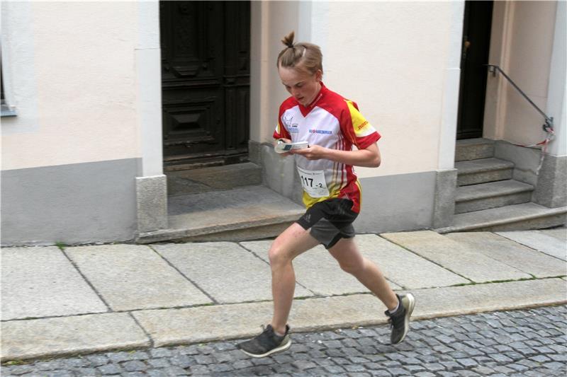In den steilen Straßen von Annaberg-Buchholz gelingt Tom Buchholz vom MTK Bad Harzburg mit Silber bei den deutschen Meisterschaften im Sprint-Orientierungslauf sein bislang größter nationaler Erfolg. Foto: Bruns