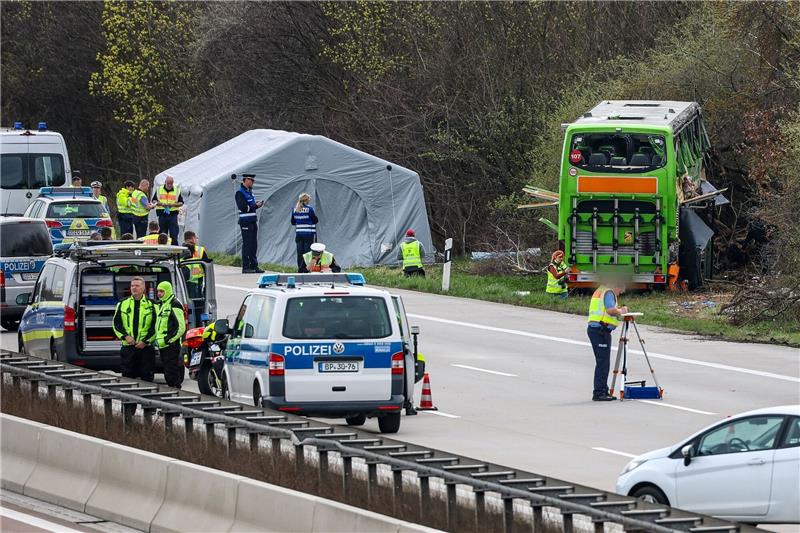 Schwerer Busunfall: Drei der vier Todesopfer identifiziert In den vergangenen Jahren gab es immer wieder schwere Reisebusunfälle.