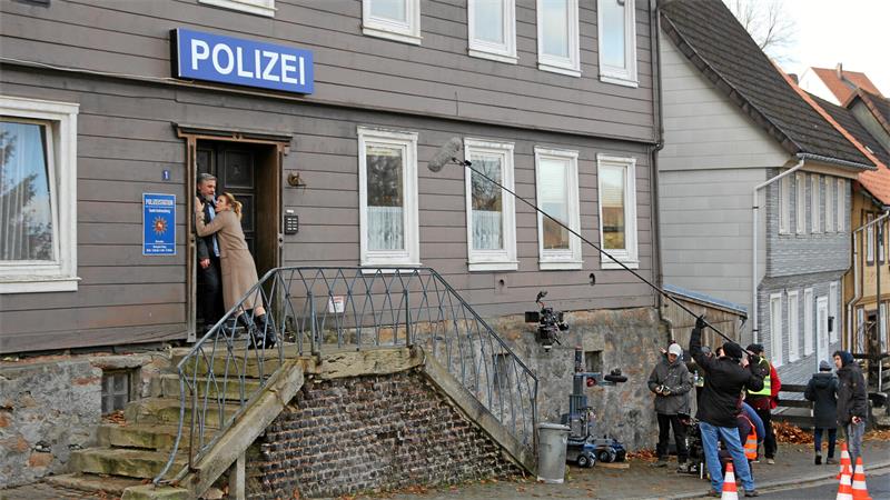 Das Foto zeigt ein Filmteam vor einem Haus.