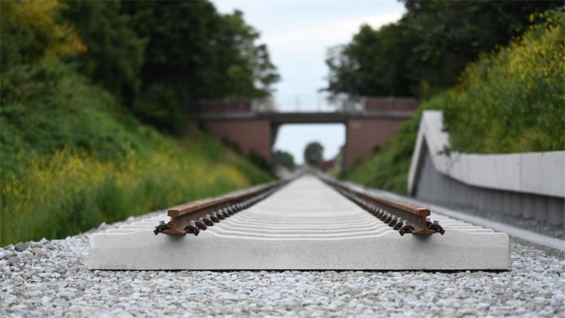 In den vergangenen Jahren wurde die Bahnstrecke von der deutsch-niederländischen Grenze bis nach Ihrhove modernisiert. (Archivbild)
