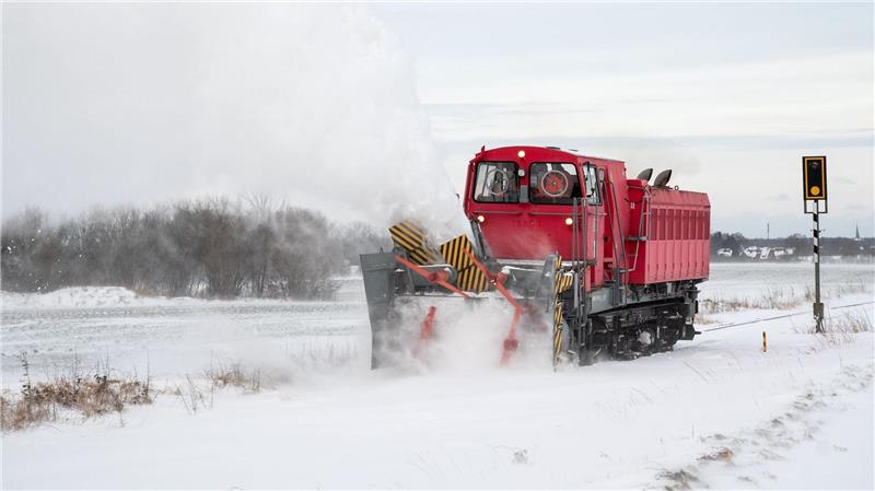 In den vergangenen Tagen waren Schneeverwehungen ein Problem für die Bahn - nun droht gefrierender Regen. 