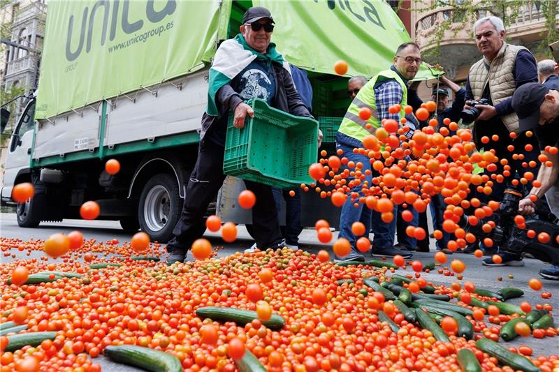 EU-Gipfel dringt auf weitere Entlastungen für Bauern In den vergangenen Wochen haben Bauern in mehreren europäischen Ländern gegen zu hohe Umweltauflagen protestiert - wie hier in Spanien.