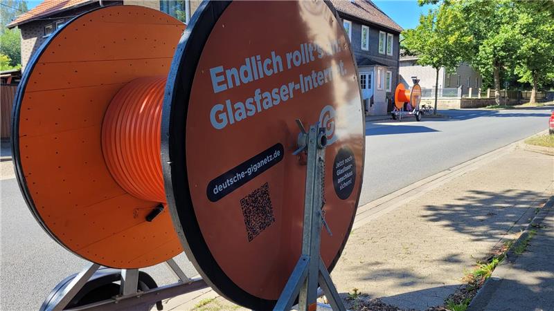 Glasfaser-Stopp in Bad Harzburg: Giga-Netz zieht Ausbaupläne zurück Eine übergroße Kabeltrommel mit aufgedruckter Giga-Netz-Werbung. In den vergangenen anderthalb Jahren wirbt Giga-Netz in der Kurstadt in nie da gewesener Dimension.
