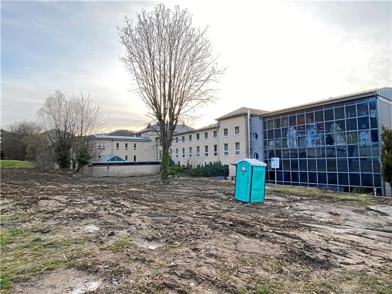 In den vergangenen gut 20 Jahren hat das Unternehmen nach und nach alle Grundstücke östlich der Einrichtung aufgekauft und die darauf befindlichen Häuser abgerissen. Das letzte Gebäude, Haus Nummer 68 an der Auffahrt zur Schnellstraße, fiel erst kürzlich – erkennbar am noch frisch aufgebrochenen Erdreich. Foto: Schlegel