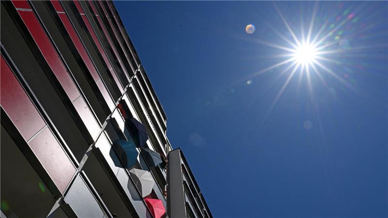 In den vergangenen zwölf Monaten brauchten Menschen eher Sonnen- als Regenschirme. (Symbolbild) 