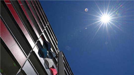 In den vergangenen zwölf Monaten brauchten Menschen eher Sonnen- als Regenschirme. (Symbolbild) 