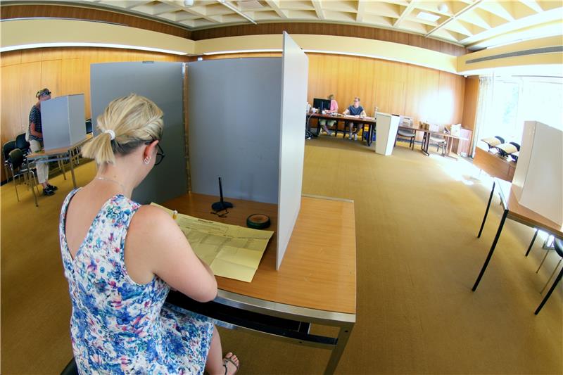 In der 33. Kalenderwoche – also irgendwann nach dem 16. August – soll die Briefwahl beginnen. Allerdings nicht mehr, wie früher, im Ratssaal (Foto), sondern aufgrund der angesagten Abstandsregeln im Freizeitzentrum.  Archivfoto: Schlegel