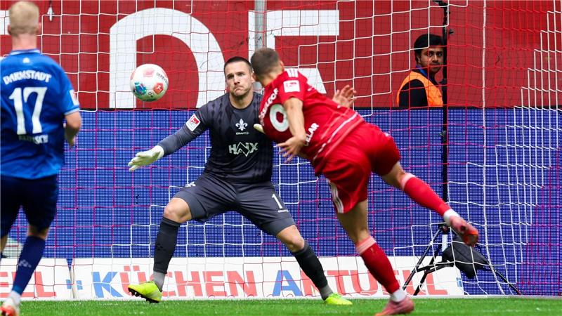 Klarer Sieg in Düsseldorf: Darmstadt nach 3:0 Tabellenführer In der 33. Minute hatte Zan Celar Düsseldorfs Führung auf dem Fuß, scheiterte aber am Torwart Marcel Schuhen.