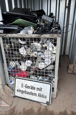 Wie kann die tickende Zeitbombe Elektroschrott entschärft werden? In der Abfallentsorgungsanlage im Heiligenholz werden Altgeräte mit Akku oder Batterien in besonders kleinen Einheiten gesammelt. Allerdings hält sich nicht jeder daran.