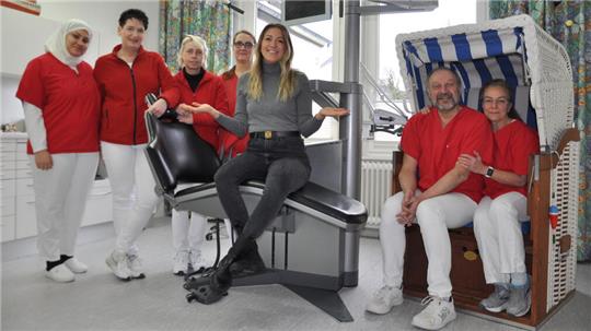 In der Altstadt-Praxis an der Bäckerstraße geht es weiter (v.l.): Ragad Asaad, Annette Scholz, Susanne Ehrhardt und Anja Ungrad wechseln im April die Chefin und arbeiten für Zahnärztin Ewelina Jankowsky. Dr. Karsten May und Dr. Cornelia Kühn gehen in den Ruhestand, helfen aber noch aus.