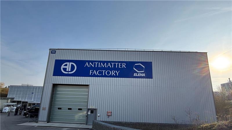 Weltpremiere mit Antimaterie-Transport geglückt In der Antimaterie-Fabrik werden die Antiprotonen entschleunigt und gespeichert.