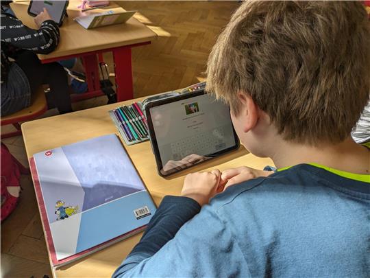 In der Anton-Lernapp lösen die Grundschüler fachbezogene Fragen und Aufgaben. Foto: Raksch