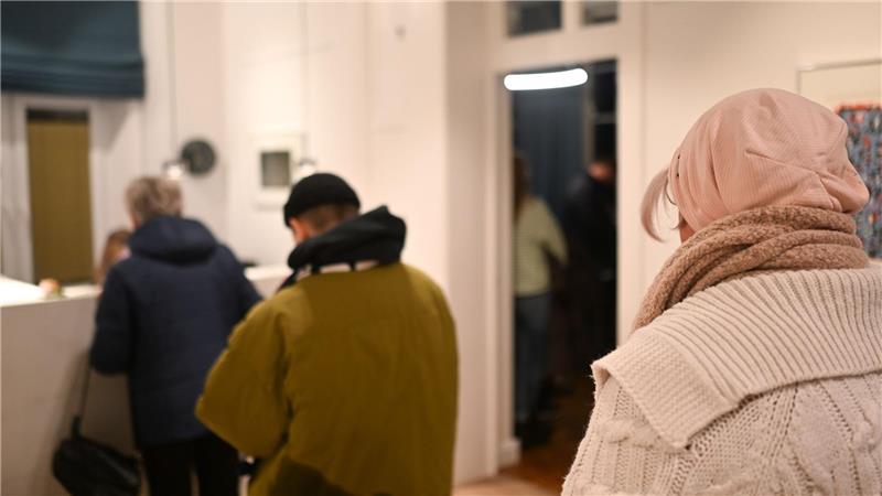 In der Arztpraxis von Bernd Brinker stehen Patienten bei der offenen Sprechstunde Schlange.