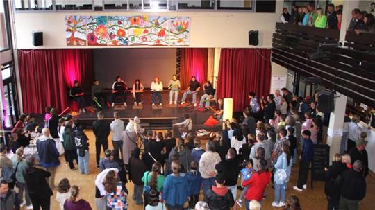 In der Aula der Robert-Koch-Schule legen sich die Boomwhacker ins Zeug