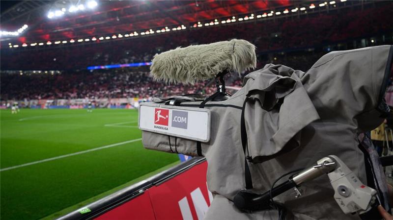 Urteil: Auktion der Bundesliga-Rechte muss wiederholt werden In der Auseinandersetzung um TV-Rechte der Fußball-Bundesliga hat DAZN einen juristischen Sieg errungen.